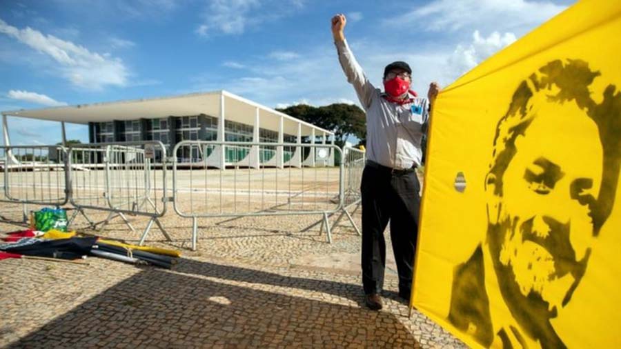 Apoiador de Lula em frente ao STF na quarta-feira (14) — Foto: EPA/Joedson Alves
